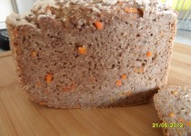 Dunkles glutenfreies Saftbrot für den Brotbackautomaten - Rezept